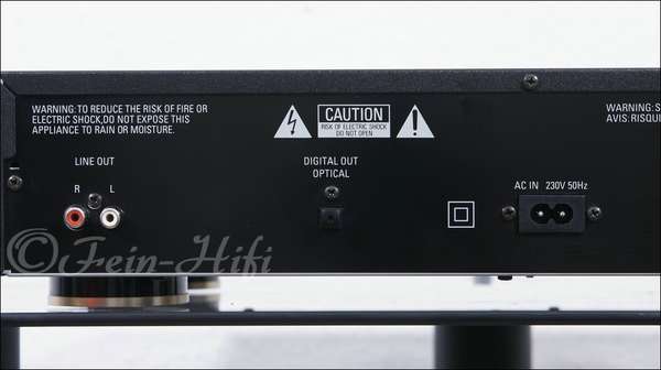 Zeigt die Rückseite von Denon DCD-345 H