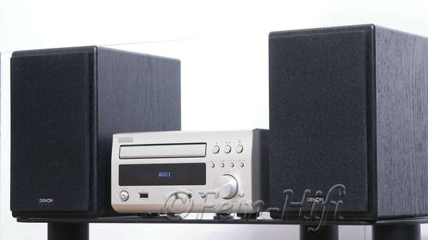 Zeigt die Seitenansicht-Rechts von Denon RCD-M37 M