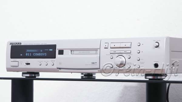 Zeigt die Rückseite von Kenwood DMF-3020 M
