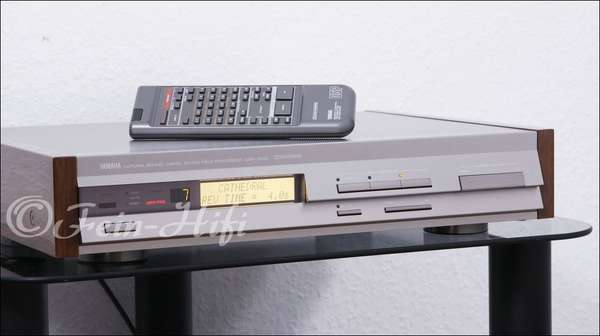 Zeigt die Seitenansicht-Links von Yamaha DSP-3000 H