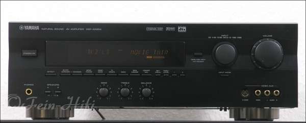 Zeigt die Frontansicht von Yamaha DSP-A595 D