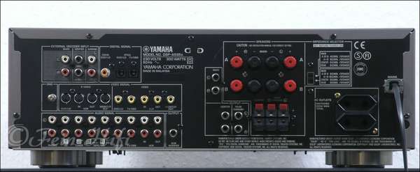 Zeigt die Seitenansicht-Rechts von Yamaha DSP-A595