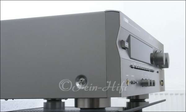 Zeigt die Seitenansicht-Rechts von Yamaha DSP-A595 D