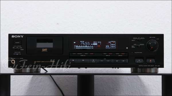 Zeigt die Frontansicht von Sony DTC-690 DAT R