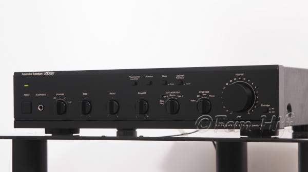 Zeigt die Seitenansicht-Rechts von Harman Kardon HK6300 Stereo Verstärker