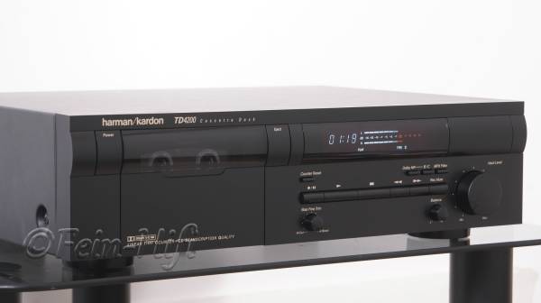 Zeigt die Seitenansicht-Links von Harman Kardon TD 4200 Hifi Tapedeck