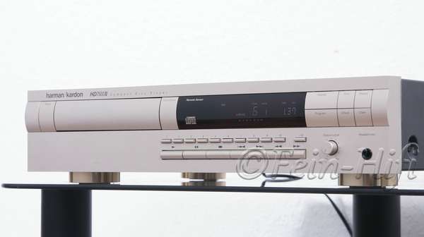 Zeigt die Seitenansicht-Rechts von Harman Kardon HD-7500II High-End CD-Player hell-champagner