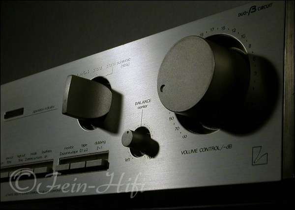 Zeigt die Seitenansicht-Links von Luxman L-210