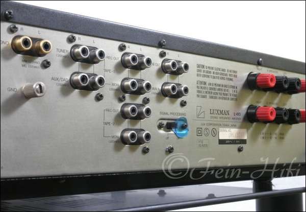 Zeigt die Rückseite von Luxman L-410