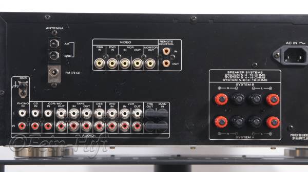 Zeigt die Rückseite von Marantz SR4320