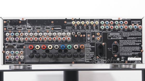 Zeigt die Rückseite von Marantz SR6003 7