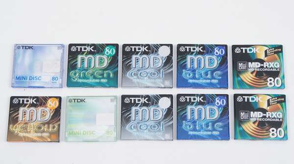 Zeigt die Seitenansicht-Links von 10 x MD Minidisc von TDK mit jeweils 80min - NEU - MiniDisk