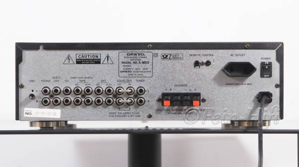 Zeigt die Rückseite von Onkyo A-M50