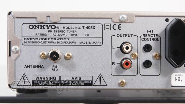 Zeigt die Rückseite von Onkyo T-405