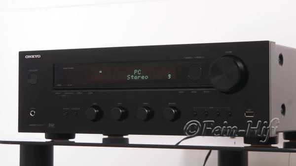 Zeigt die Seitenansicht-Rechts von Onkyo TX-8130 N
