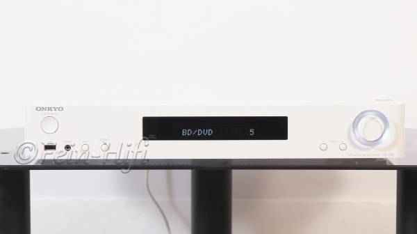 Zeigt die Frontansicht von Onkyo TX-L50