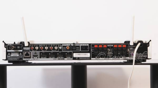 Zeigt die Rückseite von Onkyo TX-L50