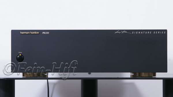 Zeigt die Frontansicht von Harman Kardon PA-2200 Signature Serie Highend Endstufe