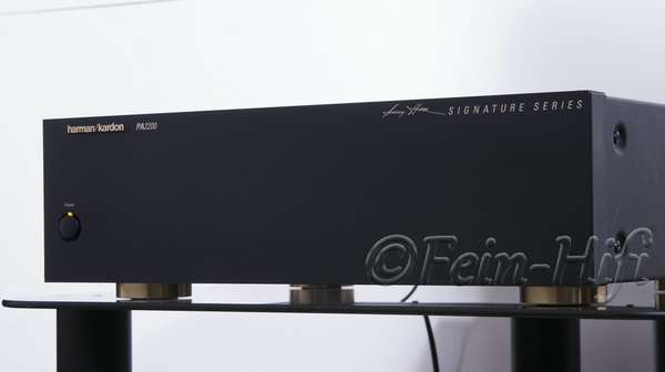 Zeigt die Seitenansicht-Rechts von Harman Kardon PA-2200 Signature Serie Highend Endstufe
