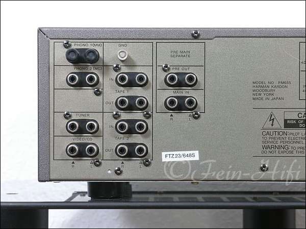 Zeigt die Rückseite von Harman Kardon PM-655 High-End Verstärker