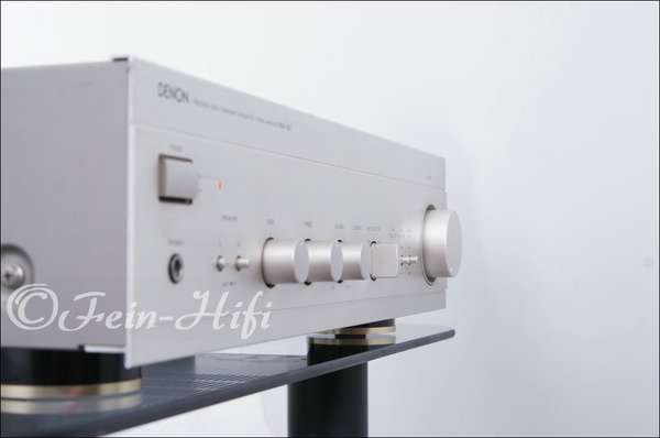 Zeigt die Seitenansicht-Rechts von Denon PMA-360 S