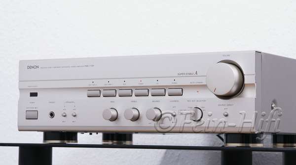 Zeigt die Seitenansicht-Rechts von Denon PMA-715R S