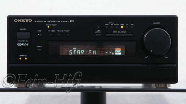 Zeigt die Frontansicht von Onkyo R-811