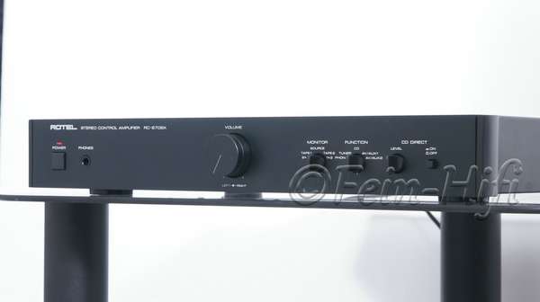 Zeigt die Seitenansicht-Rechts von Rotel RC-870BX S