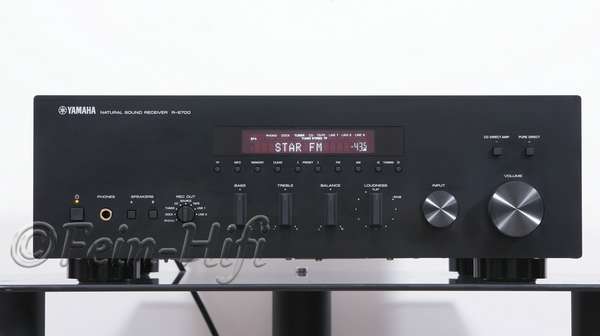 Zeigt die Frontansicht von Yamaha R-S700