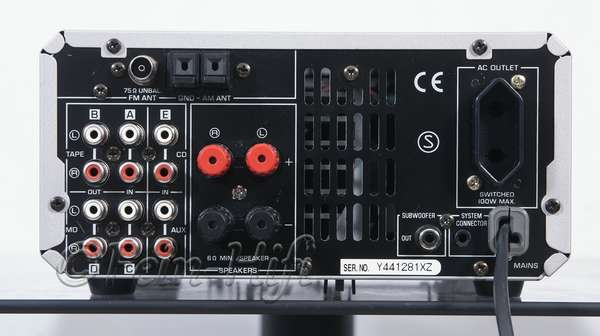 Zeigt die Rückseite von Yamaha RX-E200 S