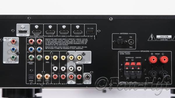 Zeigt die Rückseite von Yamaha RX-V377
