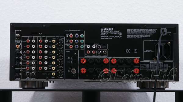 Zeigt die Rückseite von Yamaha RX-V740RDS D