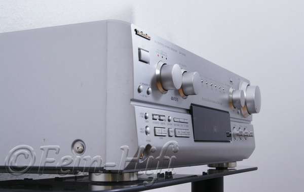 Zeigt die Seitenansicht-Rechts von Technics SA-DX940 D