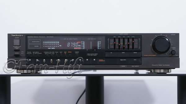 Zeigt die Frontansicht von Technics SA-R230