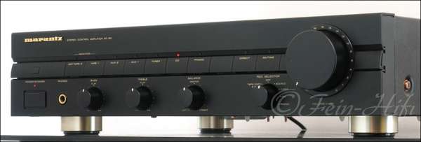 Zeigt die Seitenansicht-Rechts von Marantz SC-80 H
