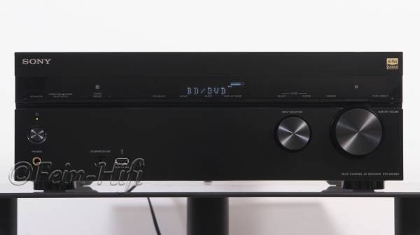 Zeigt die Frontansicht von Sony STR-DN1080 7