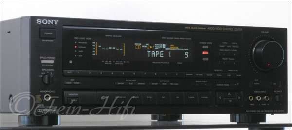 Zeigt die Frontansicht von Sony STR-AV1070 D