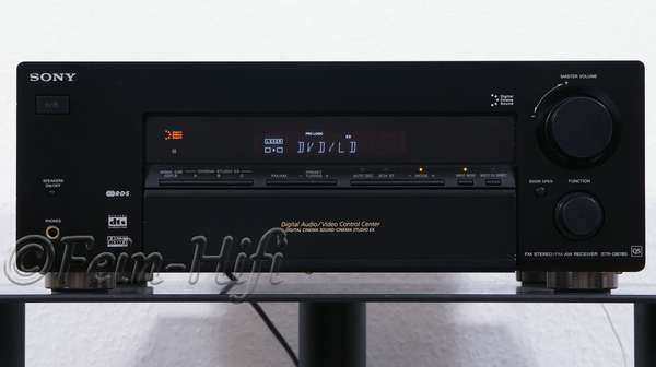 Zeigt die Frontansicht von Sony STR-DB 780 QS D