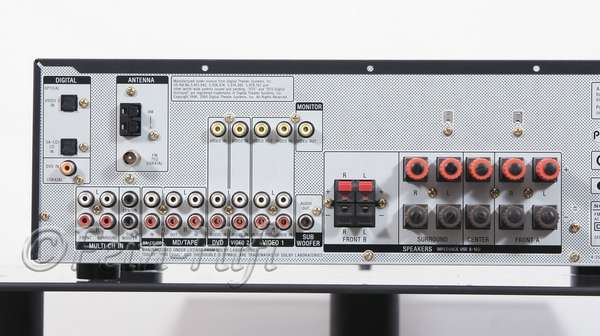 Zeigt die Rückseite von Sony STR-DE497 D