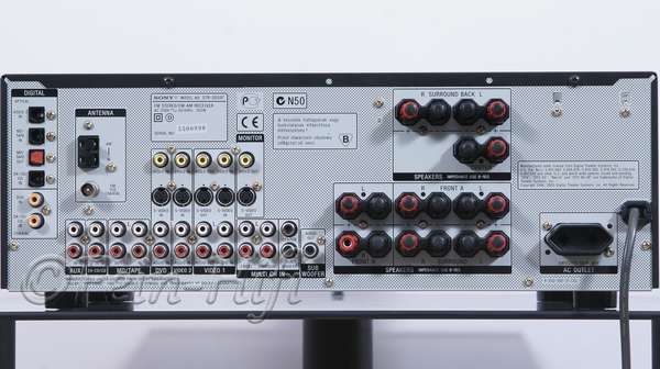 Zeigt die Rückseite von Sony STR-DE697 D