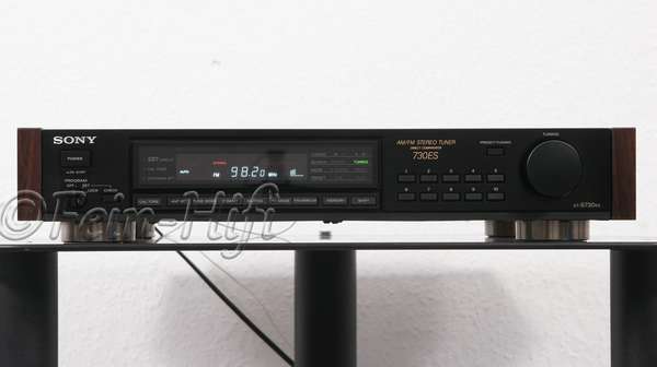 Zeigt die Frontansicht von Sony ST-S 730 ES