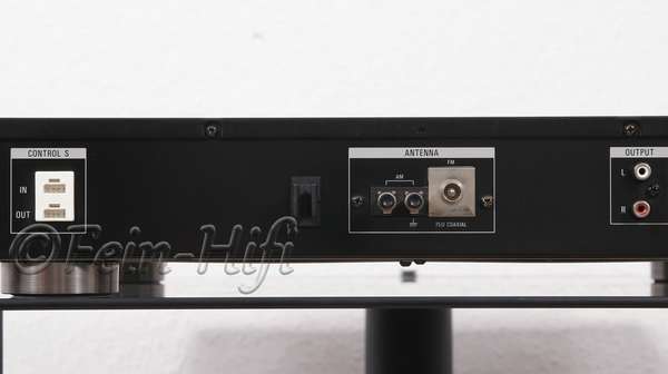 Zeigt die Rückseite von Sony ST-S 730 ES