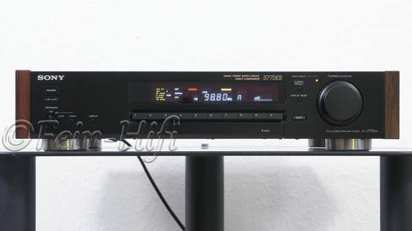 Zeigt die Frontansicht von Sony ST-S 770 ES H