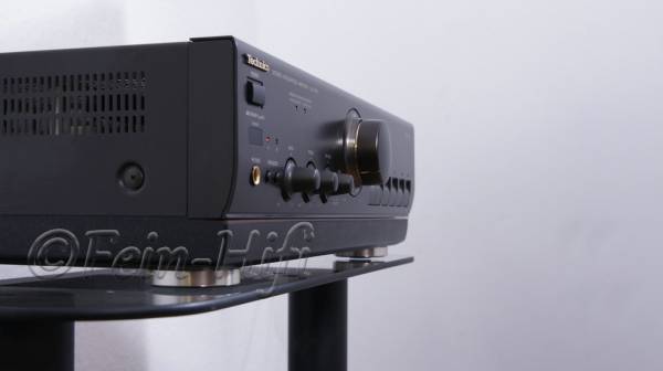 Zeigt die Seitenansicht-Rechts von Technics SU-A700 S