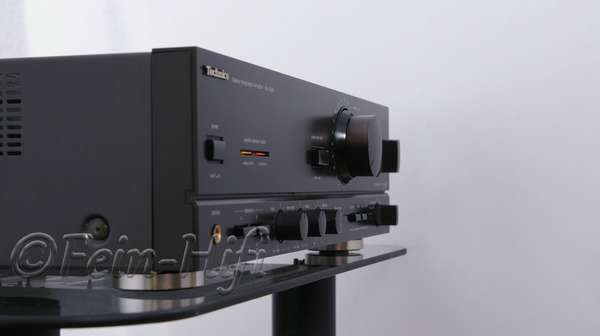 Zeigt die Seitenansicht-Rechts von Technics SU-V 560 S