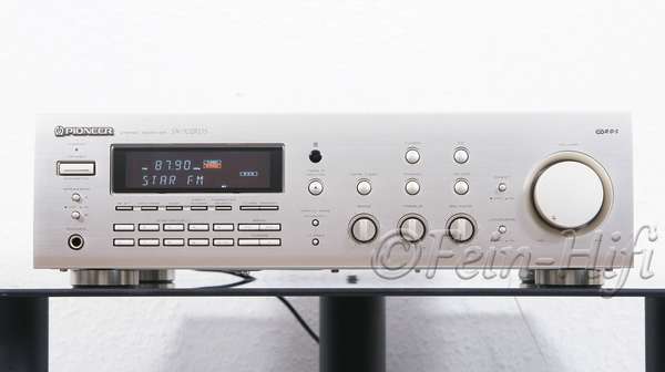 Zeigt die Frontansicht von Pioneer SX-702 S