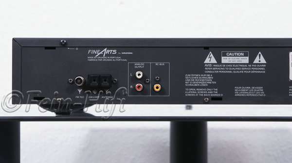 Zeigt die Rückseite von Grundig Fine-Arts T2 Stereo Tuner