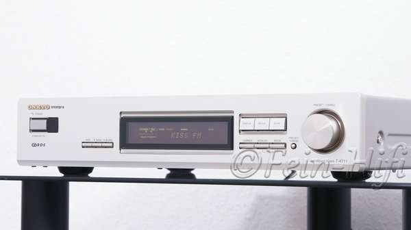 Zeigt die Rückseite von Onkyo T-4711