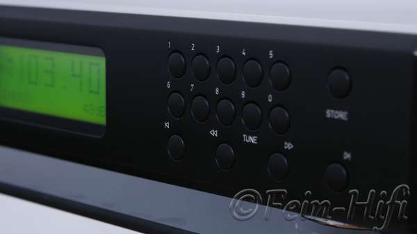 Zeigt die Rückseite von T+A T-1000 AC High-End RDS Tuner