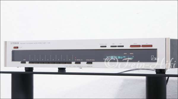 Zeigt die Rückseite von Luxman T-240